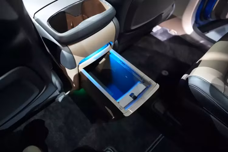 Mô-tơ điện kết hợp với pin lithium-ion 99,8 kWh, mang đến quãng đường di chuyển 680 km theo chu trình thử nghiệm NEDC. Với bộ sạc nhanh DC, thời gian tăng dung lượng pin từ 10-80% là khoảng 24 phút.