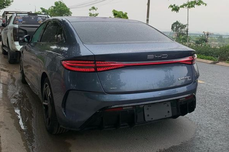 Trong đó, đáng chú ý nhất là màn hình giải trí trung tâm 15,6 inch có thể xoay ngang/dọc tùy theo nhu cầu sử dụng. Các trang bị khác bao gồm đồng hồ kỹ thuật số 10,25 inch, hệ thống âm thanh Dynaudio 12 loa, ghế lái chỉnh điện 8 hướng, điều hoà tự động 2 vùng có lọc bụi mịn, cần số điện tử, phanh đỗ điện tử và cửa sổ trời toàn cảnh.