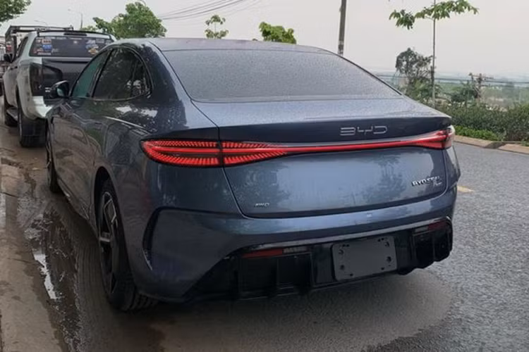 Trong đó, đáng chú ý nhất là màn hình giải trí trung tâm 15,6 inch có thể xoay ngang/dọc tùy theo nhu cầu sử dụng. Các trang bị khác bao gồm đồng hồ kỹ thuật số 10,25 inch, hệ thống âm thanh Dynaudio 12 loa, ghế lái chỉnh điện 8 hướng, điều hoà tự động 2 vùng có lọc bụi mịn, cần số điện tử, phanh đỗ điện tử và cửa sổ trời toàn cảnh.