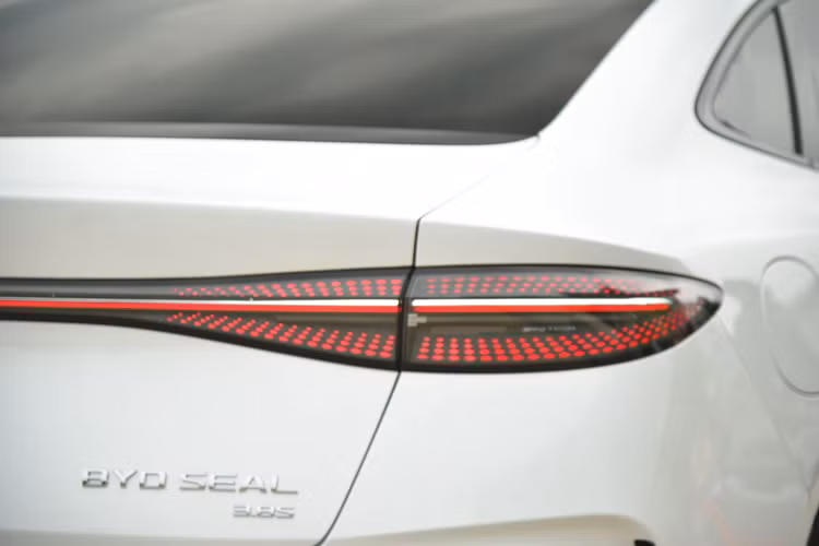 Về khả năng vận hành, BYD Seal phiên bản EV được trang bị mô-tơ điện công suất tối đa 228 mã lực và momen xoắn cực đại 330 Nm. Quãng đường di chuyển tối đa của phiên bản này là 700 km sau một lần sạc.