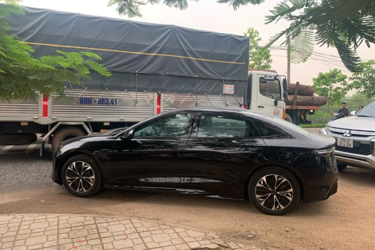 Theo thông tin từ tư vấn viên, BYD Seal 2024 mới nhiều khả năng sẽ ra mắt tại Việt Nam vào tháng 6 tới đây, với mức giá dự kiến từ 900 triệu tới 1,1 tỷ đồng. Cũng theo nhân viên này, khách hàng quan tâm đến BYD Seal có thể đặt cọc trước khoảng 50 triệu đồng để giữ suất mua sớm.