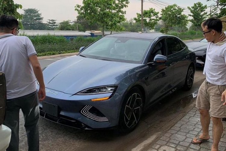 Trong khi đó, phiên bản xăng lai điện sử dụng hệ thống hybrid với cụm máy xăng 1.5L tăng áp đi kèm mô-tơ điện, kết hợp hộp số CVT. BYD Seal nổi bật so với các mẫu xe trong tầm giá bởi hàng loạt công nghệ hiện đại.