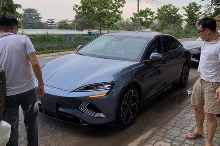 Trong khi đó, phiên bản xăng lai điện sử dụng hệ thống hybrid với cụm máy xăng 1.5L tăng áp đi kèm mô-tơ điện, kết hợp hộp số CVT. BYD Seal nổi bật so với các mẫu xe trong tầm giá bởi hàng loạt công nghệ hiện đại.