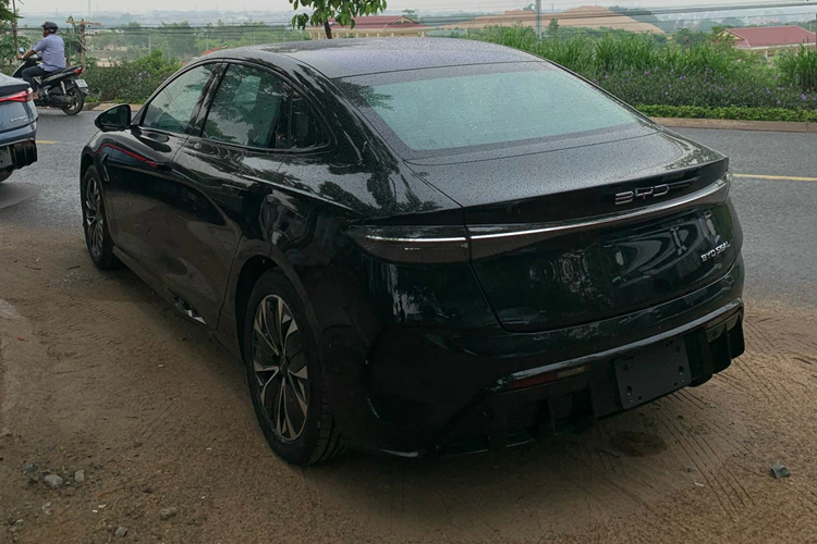 Theo xác nhận của BYD, hãng sẽ cho ra mắt tới 6 mẫu xe mới tại thị trường Việt Nam, bao gồm Atto 3, Seal, Dolphin, Han, Tang và Song. Bên cạnh đó, hãng cũng đang tích cực hoàn thiện hệ thống đại lý và cơ sở dịch vụ hậu mãi, hướng đến mục tiêu doanh số khoảng 5.000 xe trong năm nay.