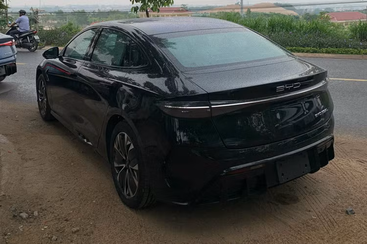 Theo xác nhận của BYD, hãng sẽ cho ra mắt tới 6 mẫu xe mới tại thị trường Việt Nam, bao gồm Atto 3, Seal, Dolphin, Han, Tang và Song. Bên cạnh đó, hãng cũng đang tích cực hoàn thiện hệ thống đại lý và cơ sở dịch vụ hậu mãi, hướng đến mục tiêu doanh số khoảng 5.000 xe trong năm nay.