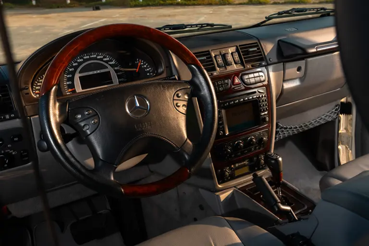 Đây là một con số cực kỳ ấn tượng đối với một chiếc SUV đã xuất xưởng hơn 20 năm về trước. Trên thực tế, Mercedes-Benz chưa bao giờ công khai mẫu xe này, không giống như G V12 900 do Brabus chế tạo, chính vì vậy mà thông tin đầy đủ về tên xe vẫn được giữ kín cho đến tận ngày nay.