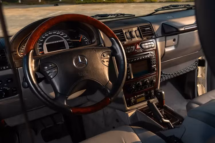 Đây là một con số cực kỳ ấn tượng đối với một chiếc SUV đã xuất xưởng hơn 20 năm về trước. Trên thực tế, Mercedes-Benz chưa bao giờ công khai mẫu xe này, không giống như G V12 900 do Brabus chế tạo, chính vì vậy mà thông tin đầy đủ về tên xe vẫn được giữ kín cho đến tận ngày nay.