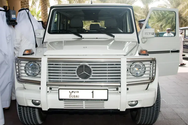 Chiếc xe SUV Mercedes-AMG G63 V12 hàng VIP này được sản xuất theo đơn đặt hàng đặc biệt và đã được chuyển tới Dubai, Các Tiểu vương quốc Ả Rập Thống nhất và sử dụng trong nhiều năm.