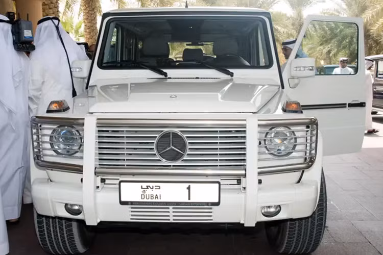 Chiếc xe SUV Mercedes-AMG G63 V12 hàng VIP này được sản xuất theo đơn đặt hàng đặc biệt và đã được chuyển tới Dubai, Các Tiểu vương quốc Ả Rập Thống nhất và sử dụng trong nhiều năm.