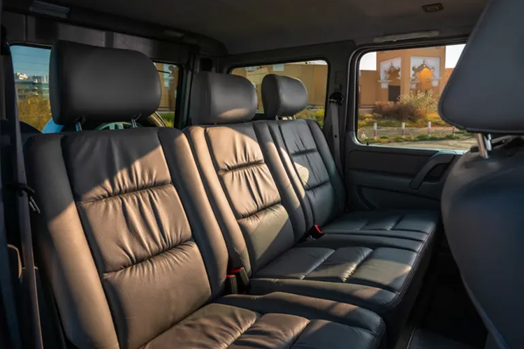 Thật trùng hợp, chủ sở hữu của chiếc G63 V12 này lại là gia đình hoàng gia Dubai. Họ đã giữ chiếc xe trong hơn hai thập kỷ, mang biển số “1” và chiếc xe từng được sử dụng làm xe chính thức của nhà nước.