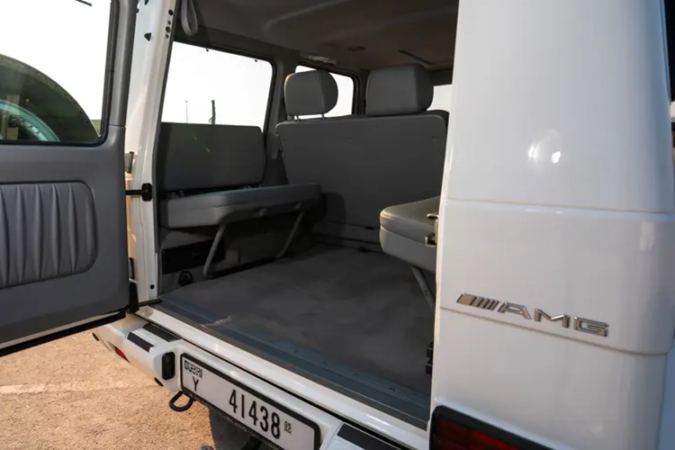 Chiếc xe được trang bị một bộ mâm 5 chấu 18 inch làm bằng hợp kim nhẹ với thân dưới được bảo vệ bằng thép cao cấp. Bên trong nội thất, chiếc xe được trang trí bằng gỗ óc chó và thảm sàn nhung, được trang bị cửa sổ trời điện tử, bộ dò TV, bộ đổi CD và hệ thống rảnh tay Nokia.