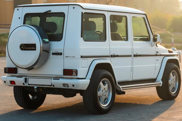 Quan trọng hơn, chiếc AMG G63 V12 đời 2002 này đang được bán đấu giá tại RM Sotheby’s và xe mới chỉ lăn bánh quãng đường 44.509 km sau hơn 20 năm. Theo dự đoán, chiếc SUV hoàng gia siêu độc này sẽ có giá từ 350.000 đến 400.000 USD và chiếc xe sẽ được đưa ra đấu giá vào ngày 1/12/2024.