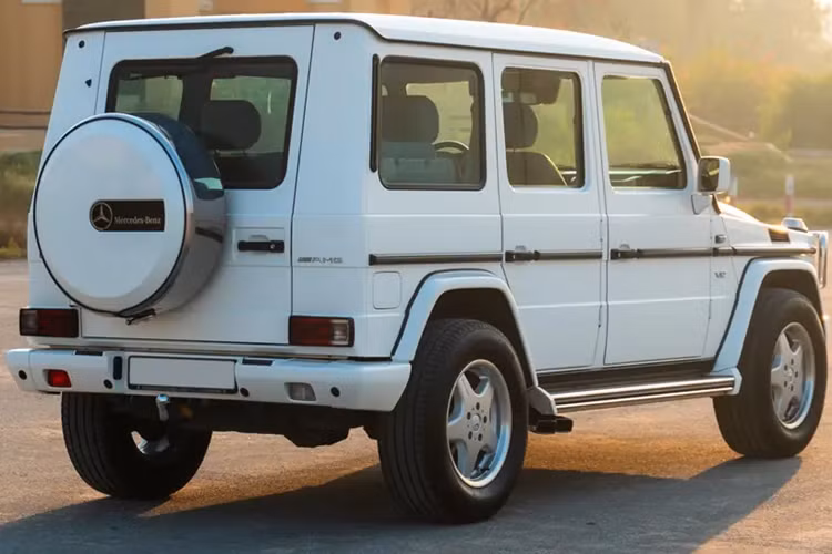 Quan trọng hơn, chiếc AMG G63 V12 đời 2002 này đang được bán đấu giá tại RM Sotheby’s và xe mới chỉ lăn bánh quãng đường 44.509 km sau hơn 20 năm. Theo dự đoán, chiếc SUV hoàng gia siêu độc này sẽ có giá từ 350.000 đến 400.000 USD và chiếc xe sẽ được đưa ra đấu giá vào ngày 1/12/2024.