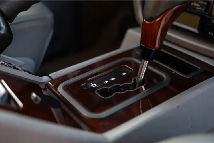 Chiếc Mercedes-AMG G63 V12 của hoàng gia Dubai này vẫn giữ nguyên tình trạng nguyên bản trong nhiều năm với màu trắng ở bên ngoài và nội thất bọc da màu xám.