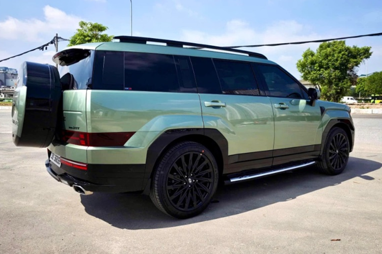 Chẳng hạn như ý tưởng gắn thêm hộp đựng bánh dự phòng cho Hyundai SantaFe mới. Sự điều chỉnh này mang đến cho chiếc xe vẻ ngoài nam tính và mạnh mẽ hơn, đồng thời khiến nó càng giống các mẫu xe sang trọng đến từ Land Rover.