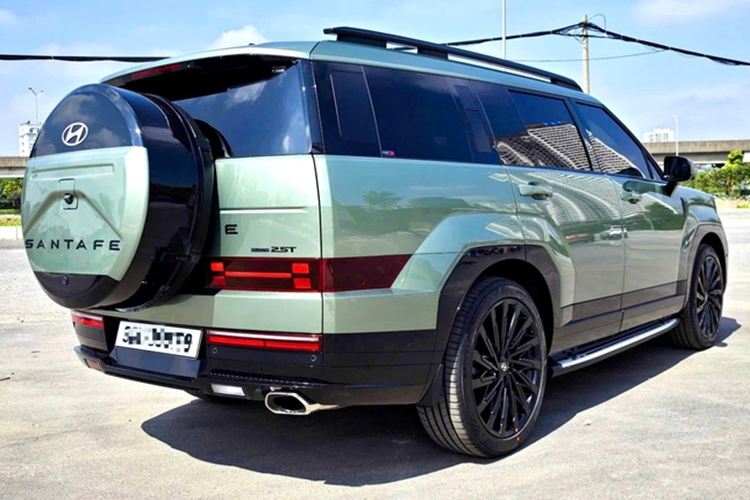 Trên thực tế, Hyundai SantaFe 2024 có lốp dự phòng được đặt bên dưới gầm xe. Do đó, việc lắp thêm ốp lốp dự phòng phía đuôi xe chỉ nhằm mục đích trang trí. Tuy nhiên, nhiều người vẫn khá thích thú với ý tưởng độ xe này.
