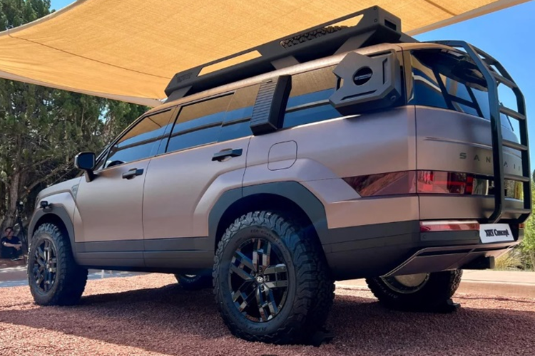 Ngoài lắp lốp dự phòng, người dùng cũng có thể lắp thêm giá nóc và cầu thang nhỏ ở phía sau xe. Kiểu trang bị này có thể giúp chiếc Santa Fe thế hệ mới trông chất chơi hơn, đuôi xe cũng đỡ trống trải.