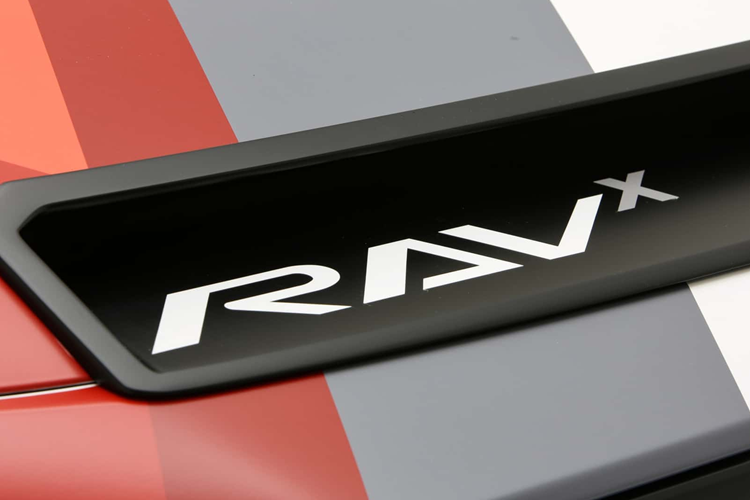 Mẫu xe SUV Toyota RAV-X Concept mới cũng có thêm bộ giảm xóc bypass bên trong có thể điều với bình chứa bên ngoài phía trước và bình chứa piggyback phía sau.