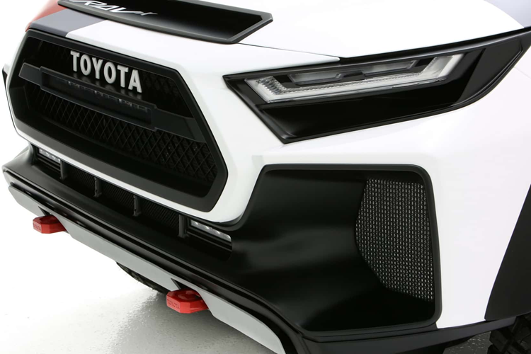 Thương hiệu cũng tinh chỉnh lại diện mạo RAV4 với kiểu dáng lấy cảm hứng từ cuộc đua rally cũng như chức năng. Xe được trang bị bộ mâm nhôm độ kích thước 17 inch đi kèm với bộ lốp 265/65R17 trong khi cánh gió sau tăng thêm nét mạnh mẽ cho chiếc SUV.