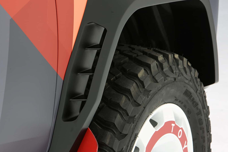 Toyota bổ sung các tấm bệ nâng, tấm trượt trước và sau cùng hệ thống ống xả kép nhô ra khỏi cản sau. Bộ phụ kiện bổ sung này giúp tăng khoảng sáng gầm xe và cải thiện thêm phần góc tiếp cận và góc thoát của xe, nâng cao đáng kể khả năng Off-road của xe.