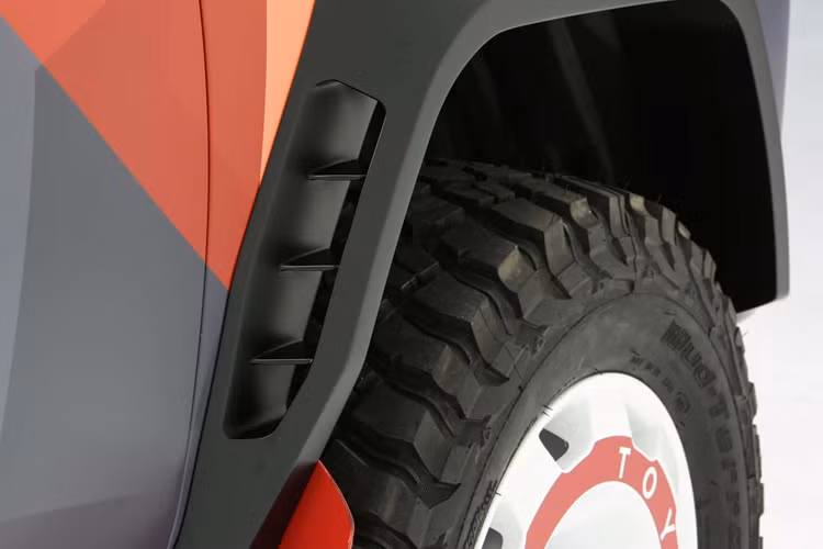 Toyota bổ sung các tấm bệ nâng, tấm trượt trước và sau cùng hệ thống ống xả kép nhô ra khỏi cản sau. Bộ phụ kiện bổ sung này giúp tăng khoảng sáng gầm xe và cải thiện thêm phần góc tiếp cận và góc thoát của xe, nâng cao đáng kể khả năng Off-road của xe.