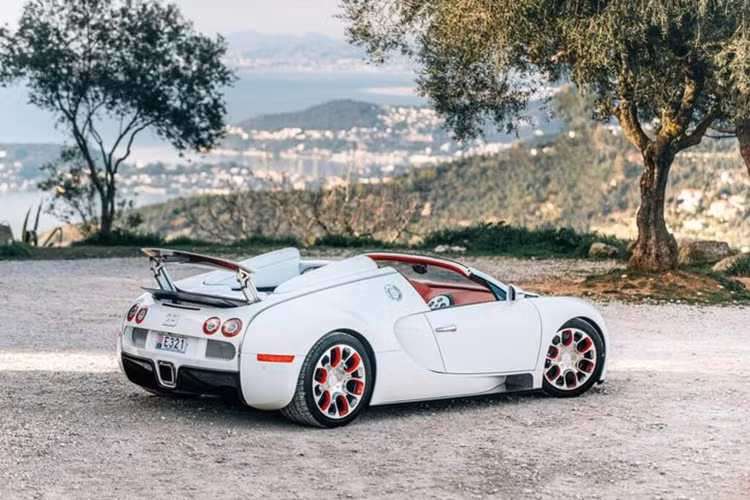 Veyron Grand Sport chỉ được sản xuất với số lượng giới hạn 58 xe trên toàn thế giới và chiếc “Wei Long” này mang số thứ tự 50/58.