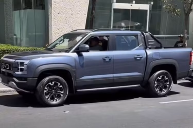 Trước mắt, BYD sẽ giới thiệu 3 mẫu xe thuần điện là: Atto 3 (SUV cỡ B+), Dolphin (hatchback cỡ nhỏ) và Seal (sedan cỡ C+) tại thị trường Việt Nam. Đây là 3 mẫu xe rất hot của BYD, đã đang thành công tại các thị trường như Thái Lan và Malaysia.