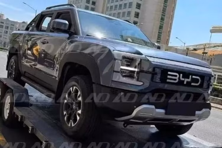 Mẫu xe bán tải BYD Shark 2024 chạy điện sở hữu thiết kế có phần khá tương đồng với Ford F-150 Lightning và Ford Ranger. Đầu xe gây ấn tượng với cụm đèn pha LED hình chữ C nối với nhau bằng lưới tản nhiệt lớn cùng logo BYD to bản ở chính giữa.