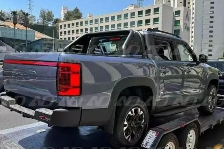 Về nội thất, khoang cabin của mẫu bán tải nhà BYD mang đến một không gian khác biệt so với các đối thủ trên thị trường. Xe được trang bị màn hình cảm ứng trung tâm khổng lồ 15,6 inch, có khả năng xoay theo chiều dọc giống như trên nhiều mẫu xe BYD khác.