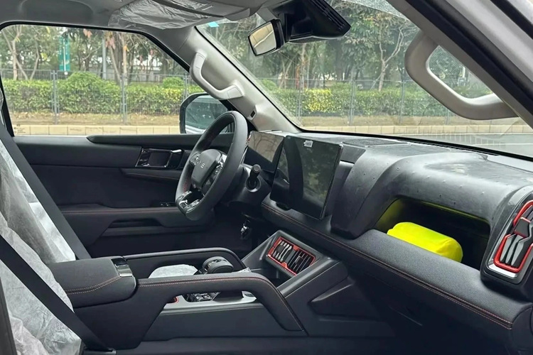 DMO cũng hỗ trợ các tính năng như nguồn điện bên ngoài 6 kW, bổ sung điện tại chỗ 20 kW và cứu hộ điện giữa các phương tiện. Shark cũng có thể được trang bị hệ thống treo chủ động thủy lực và gương chiếu hậu trực tuyến.