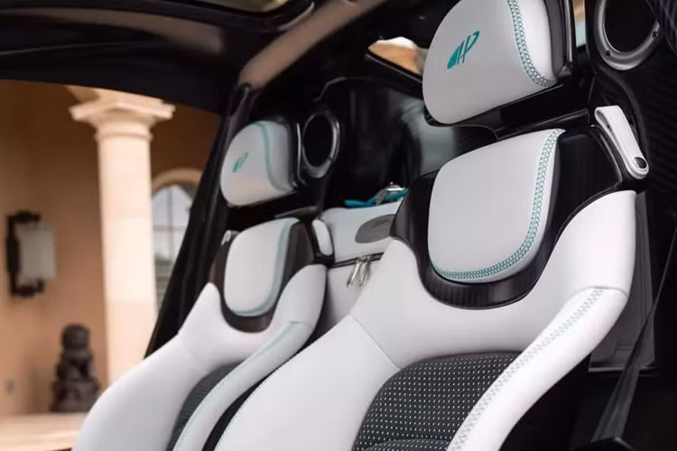 Sau Zonda với cửa ngang truyền thống, đến Huayra với sự phá cách kiểu cánh chim và nội thất đẳng cấp, đến siêu xe mới tinh thứ 3 của mình với tên gọi Utopia, Pagani đã mang thiết kế "tân cổ giao duyên" cùng với kiểu cửa mới, lần đầu áp dụng cho dòng xe của hãng là cánh bướm.