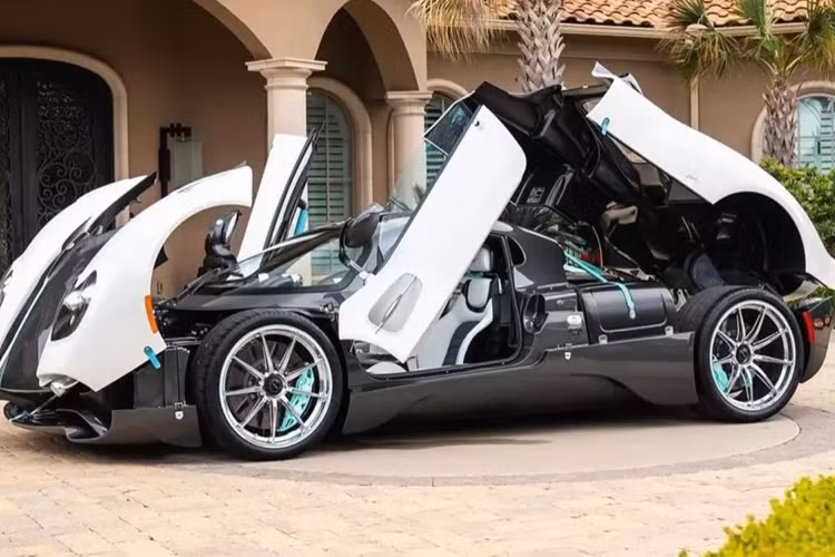 Đây là mẫu xe thứ ba của Pagani, kế nhiệm thần gió, với nhiều sức mạnh hơn và tùy chọn hộp số sàn. Trên toàn thế giới chỉ có đúng 99 chiếc siêu xe triệu đô Pagani Utopia được sản xuất, và đã có gần 10 xe được nhìn thấy xuất hiện ở Mỹ, chiếc mới nhất mang màu trắng cùng các điểm nhấn hoàn thiện bởi màu xanh và carbon, xe mang số thứ tự 30.