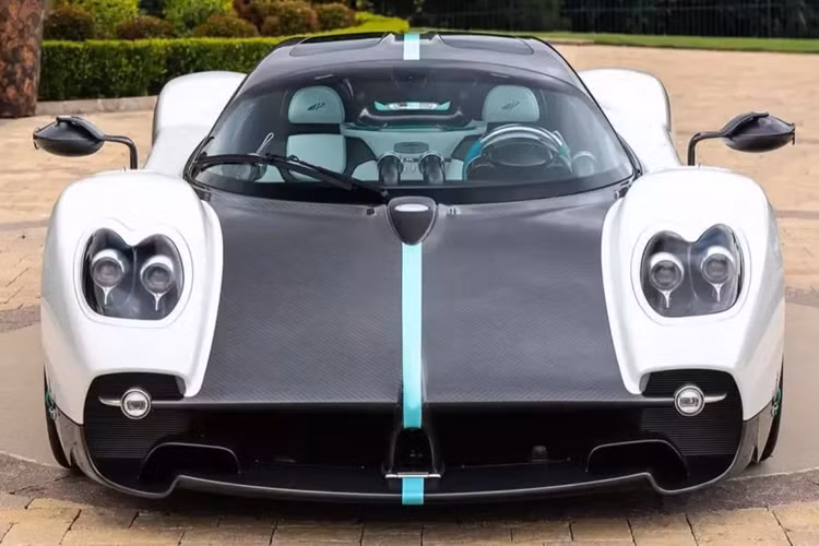 Sau khi sản xuất ra chiếc Huayra cuối cùng, hãng siêu xe Pagani phải mất gần 2 năm sau đó mới trình làng mẫu xe kế nhiệm, mang tên gọi Pagani Utopia đặc biệt giới hạn. Chiếc xe này được phát triển với tên mã C10 và được trình chiếu vào ngày 12/9/2022 tại Teatro Lirico, Milan, Ý.