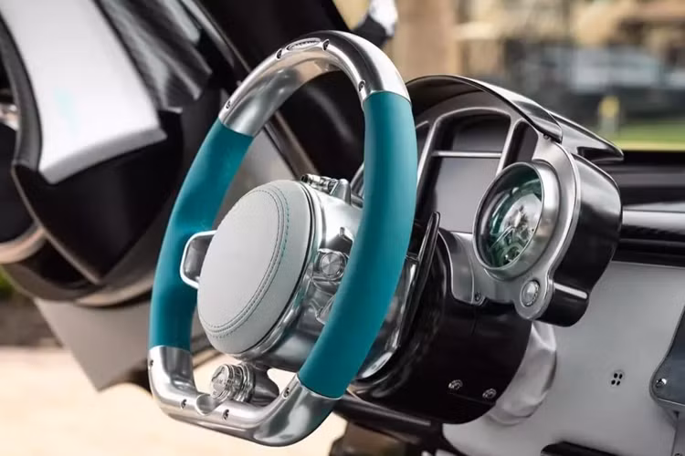 Bởi động cơ V12, dung tích 6.0 lít, tăng áp kép do AMG phát triển nhưng sản sinh công suất tối đa 852 mã lực và mô-men xoắn cực đại 1.100 Nm, so sánh thông số này với thần gió, Utopia được tăng 132 mã lực và 100 Nm.