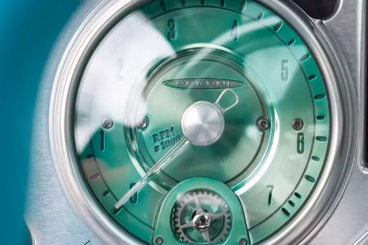 Tất cả sức mạnh này được truyền đến bánh sau thông qua 2 tùy chọn là hộp số tuần tự 7 cấp của XTrac hoặc số sàn 7 cấp với cơ chế sang số phức tạp bậc nhất. Nếu chọn mua xe Pagani Utopia số sàn, khách hàng phải chờ thêm nửa năm.