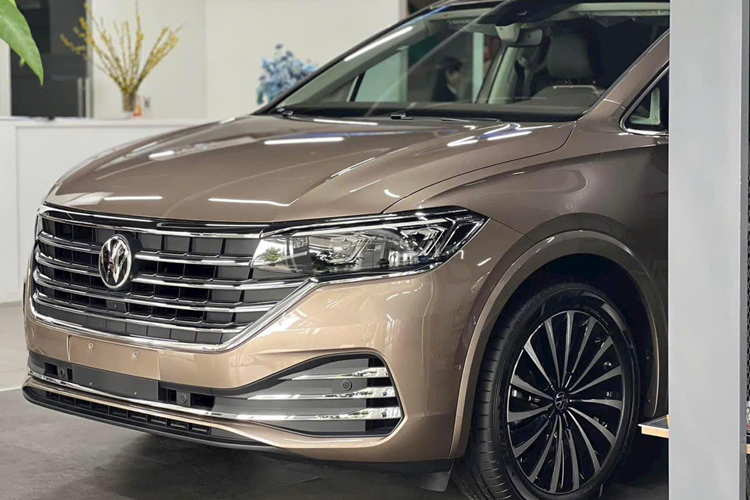 Sức mạnh trên chiếc xe MPV cỡ lớn Volkswagen Viloran 2024 của Minh "Nhựa" mới tậu là khối động cơ xăng 4 xi-lanh, tăng áp, dung tích 2.0 lít, với công suất tối đa 220 mã lực và mô-men xoắn cực đại 350 Nm. Động cơ đi với hộp số tự động ly hợp kép ướt 7 cấp.