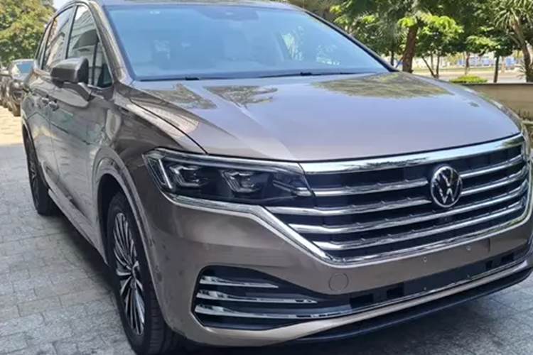 Volkswagen Viloran của Minh Nhựa mới mua có ngoại thất màu vàng Brisbane, nhưng hiện chưa rõ thuộc bản nào, trong khi đại lý đang bán Premium với giá 1.989.000.000 đồng và phiên bản Volkswagen Viloran Luxury có giá bán lẻ khuyến nghị dự kiến 2.188.000.000 đồng.