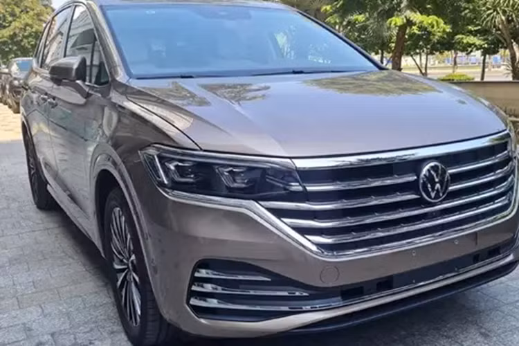 Volkswagen Viloran của Minh Nhựa mới mua có ngoại thất màu vàng Brisbane, nhưng hiện chưa rõ thuộc bản nào, trong khi đại lý đang bán Premium với giá 1.989.000.000 đồng và phiên bản Volkswagen Viloran Luxury có giá bán lẻ khuyến nghị dự kiến 2.188.000.000 đồng.