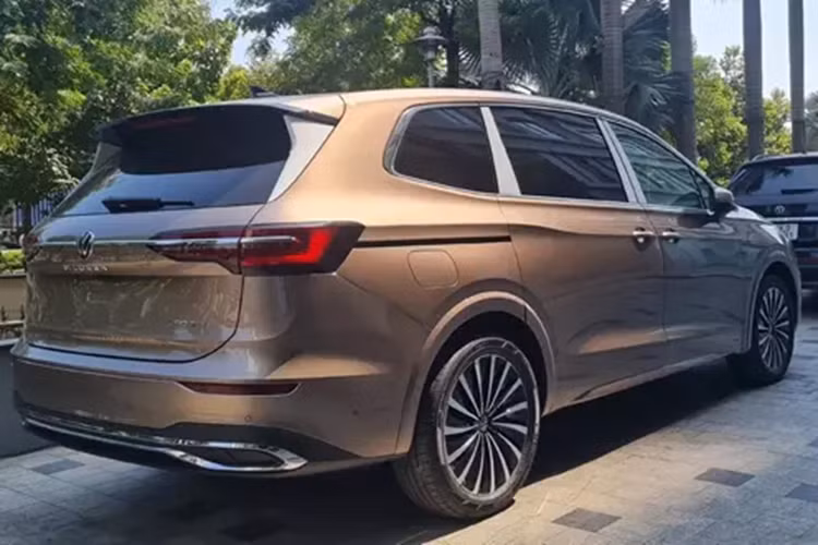 Chưa hết, Volkswagen Viloran còn có bảng đồng hồ kỹ thuật số 10,3 inch, màn hình cảm ứng trung tâm 12 inch, hỗ trợ kết nối Apple CarPlay/Android Auto, hệ thống âm thanh 8 loa, điều hòa tự động 3 vùng độc lập, sạc điện thoại không dây và cửa sổ trời toàn cảnh tiêu chuẩn.