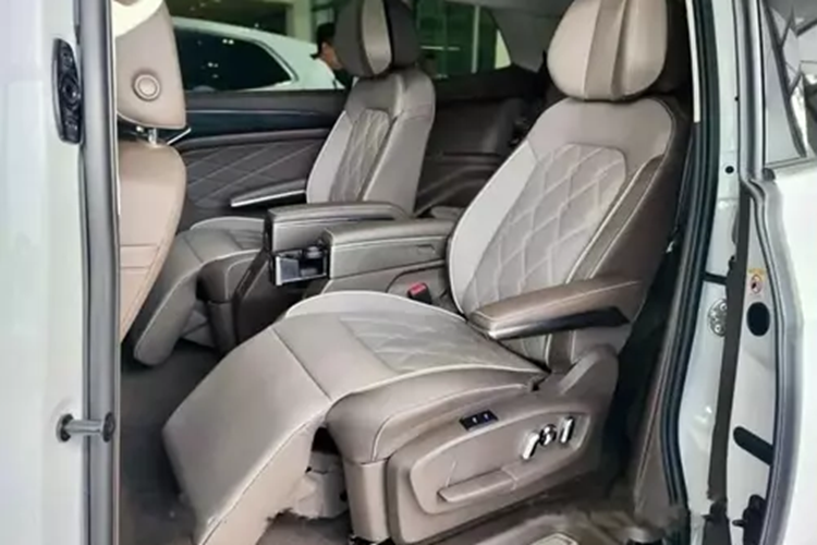 Kích thước dài x rộng x cao của Volkswagen Viloran lần lượt là 5.346 x 1.976 x 1.781 mm và chiều dài cơ sở 3.180 mm. So với Kia Carnival, mẫu xe này dài hơn 191 mm, hẹp hơn 19 mm, cao hơn 6 mm trong khi chiều dài cơ sở nhỉnh hơn đến 90 mm.