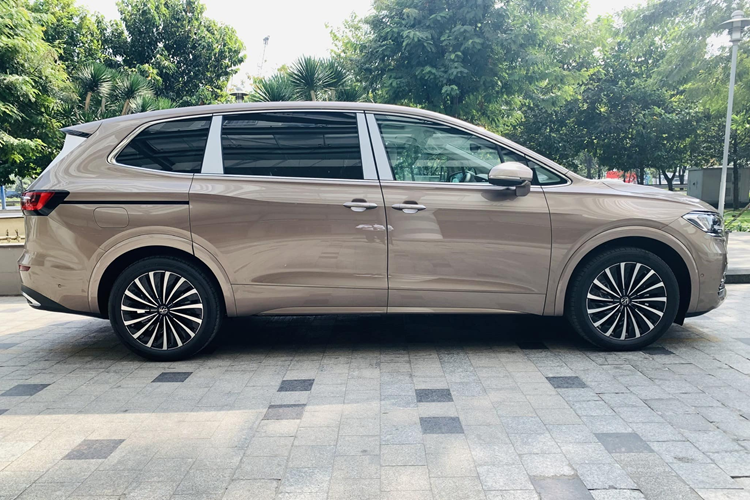 Hai hàng ghế này còn có bệ tì tay, khay để ly, khay để điện thoại, cổng sạc, hộc chứa đồ và cụm công tắc điều khiển riêng. Dù ở phiên bản nào, xe cũng có nội thất bọc da và ốp gỗ nên trông khá cao cấp. Bản thân trang bị tiện nghi của mẫu xe nhập khẩu nguyên chiếc từ Trung Quốc này cũng rất phong phú.