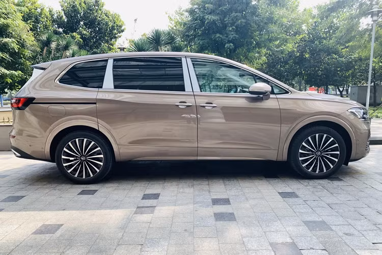 Hai hàng ghế này còn có bệ tì tay, khay để ly, khay để điện thoại, cổng sạc, hộc chứa đồ và cụm công tắc điều khiển riêng. Dù ở phiên bản nào, xe cũng có nội thất bọc da và ốp gỗ nên trông khá cao cấp. Bản thân trang bị tiện nghi của mẫu xe nhập khẩu nguyên chiếc từ Trung Quốc này cũng rất phong phú.