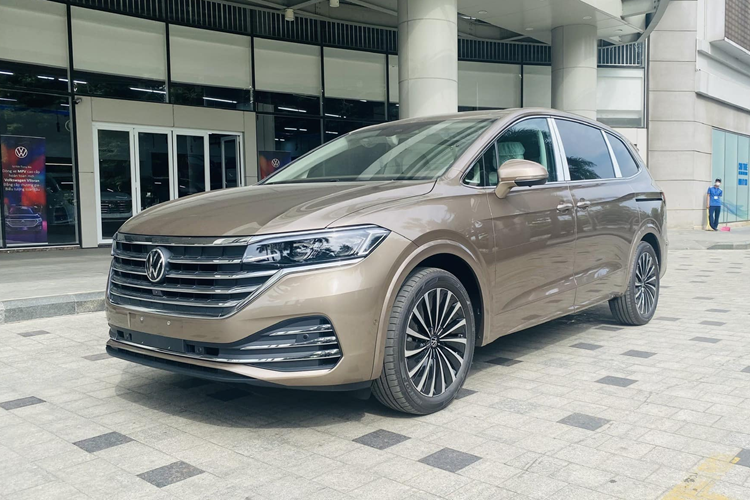 Có thể thấy, Volkswagen Viloran tuy đắt hơn Kia Carnival bản 3.5G Signature 7S nhưng lại rẻ hơn 2 bản cao cấp nhất, lại còn có những ưu điểm riêng mà mẫu xe đến từ Hàn Quốc không có được. Đầu tiên là lợi thế về mặt kích thước vì mẫu MPV đến từ Đức dài, rộng hơn đối thủ.