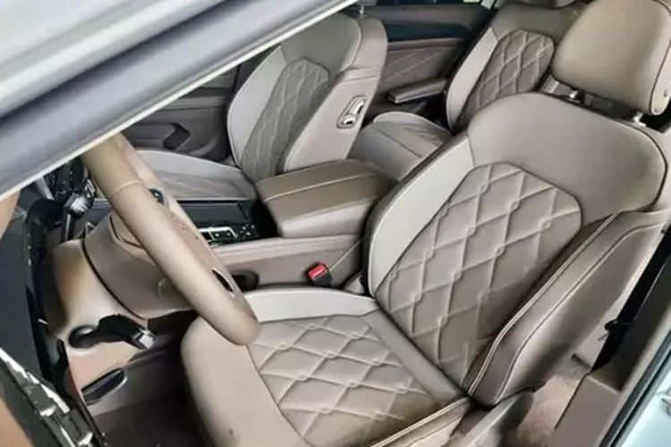 Tiếp đến, Volkswagen Viloran là 1 chiếc xe MPV cỡ lớn cao cấp, với nhiều trang bị rất ấn tượng, chẳng hạn xe được trang bị cụm đèn pha IQ.Light LED hiện đại, cụm đèn hậu LED đối xứng, không trải dài hết đuôi xe như các mẫu xe MPV ngày nay, tất nhiên là 1 chiếc xe MPV cao cấp.