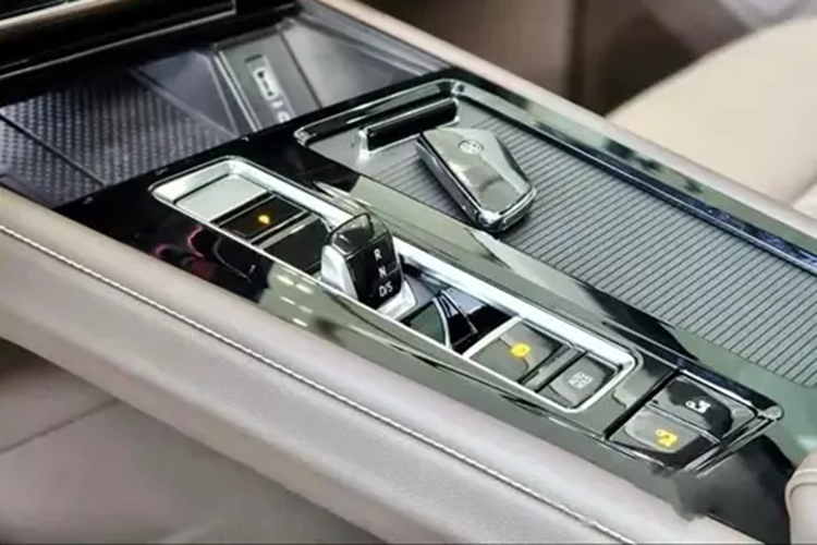 Volkswagen Viloran 2024 sử dụng cửa lùa cho 2 hàng ghế sau và bệ bước chân chỉnh điện bên sườn, vành hợp kim đa chấu 20 inch. Nộ thất xe với 3 hàng ghế thoải mái, với cấu hình 2+2+3 chỗ ngồi, đặc biệt hàng giữa có 2 ghế thương gia, có thể chỉnh độ ngả lưng tối đa 70 độ, tích hợp bệ đỡ bắp chân đồng thời có đủ tính năng sưởi ấm, làm mát, đèn viền trang trí nội thất 30 màu và massage...