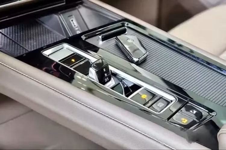 Volkswagen Viloran 2024 sử dụng cửa lùa cho 2 hàng ghế sau và bệ bước chân chỉnh điện bên sườn, vành hợp kim đa chấu 20 inch. Nộ thất xe với 3 hàng ghế thoải mái, với cấu hình 2+2+3 chỗ ngồi, đặc biệt hàng giữa có 2 ghế thương gia, có thể chỉnh độ ngả lưng tối đa 70 độ, tích hợp bệ đỡ bắp chân đồng thời có đủ tính năng sưởi ấm, làm mát, đèn viền trang trí nội thất 30 màu và massage...