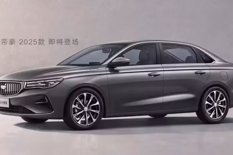 Đầu năm nay, Geely Emgrand thế hệ thứ tư bản nâng cấp giữa vòng đời đã nhận được giấy phép bán hàng từ cơ quan quản lý Trung Quốc, với hai phiên bản. Được định vị là một mẫu sedan cỡ nhỏ nên kích thước của xe vẫn giữ nguyên so với mẫu xe hiện tại với số đo 4638/1820/1460 mm, chiều dài cơ sở 2650 mm.