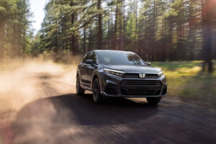 Mô-tơ điện này lấy năng lượng từ mô-đun pin nhiên liệu và bình hydro 4,3 kg hoặc cụm pin 17,7 kWh. Nhờ đó, Honda CR-V e:FCEV 2024 có thể hoàn thành quãng đường 470 km. Trong khi đó, cụm pin 17,7 kWh cho phép xe chạy được 47 km mà không cần dùng nhiên liệu hydro.