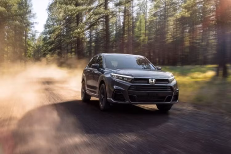 Mô-tơ điện này lấy năng lượng từ mô-đun pin nhiên liệu và bình hydro 4,3 kg hoặc cụm pin 17,7 kWh. Nhờ đó, Honda CR-V e:FCEV 2024 có thể hoàn thành quãng đường 470 km. Trong khi đó, cụm pin 17,7 kWh cho phép xe chạy được 47 km mà không cần dùng nhiên liệu hydro.