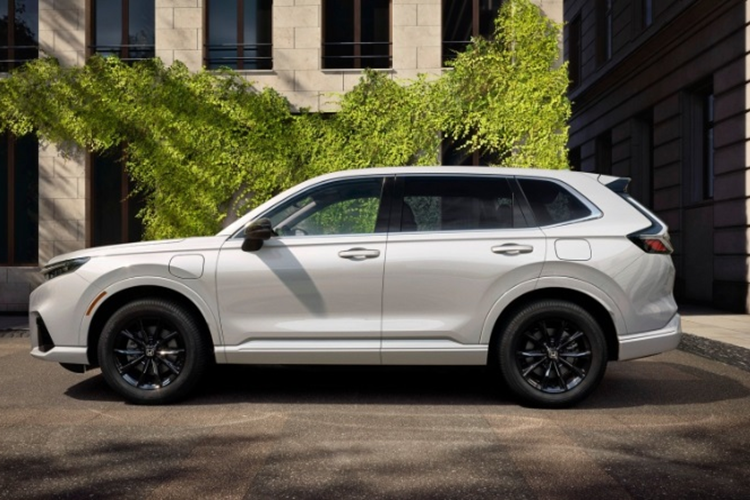 Thay vào đó, đây là sự kết hợp giữa xe chạy bằng pin nhiên liệu hydro và plug-in hybrid (PHEV). Cụ thể hơn, Honda CR-V e:FCEV 2024 được trang bị 1 mô-tơ điện nằm trên cầu trước với công suất tối đa 174 mã lực và mô-men xoắn cực đại 311 Nm.